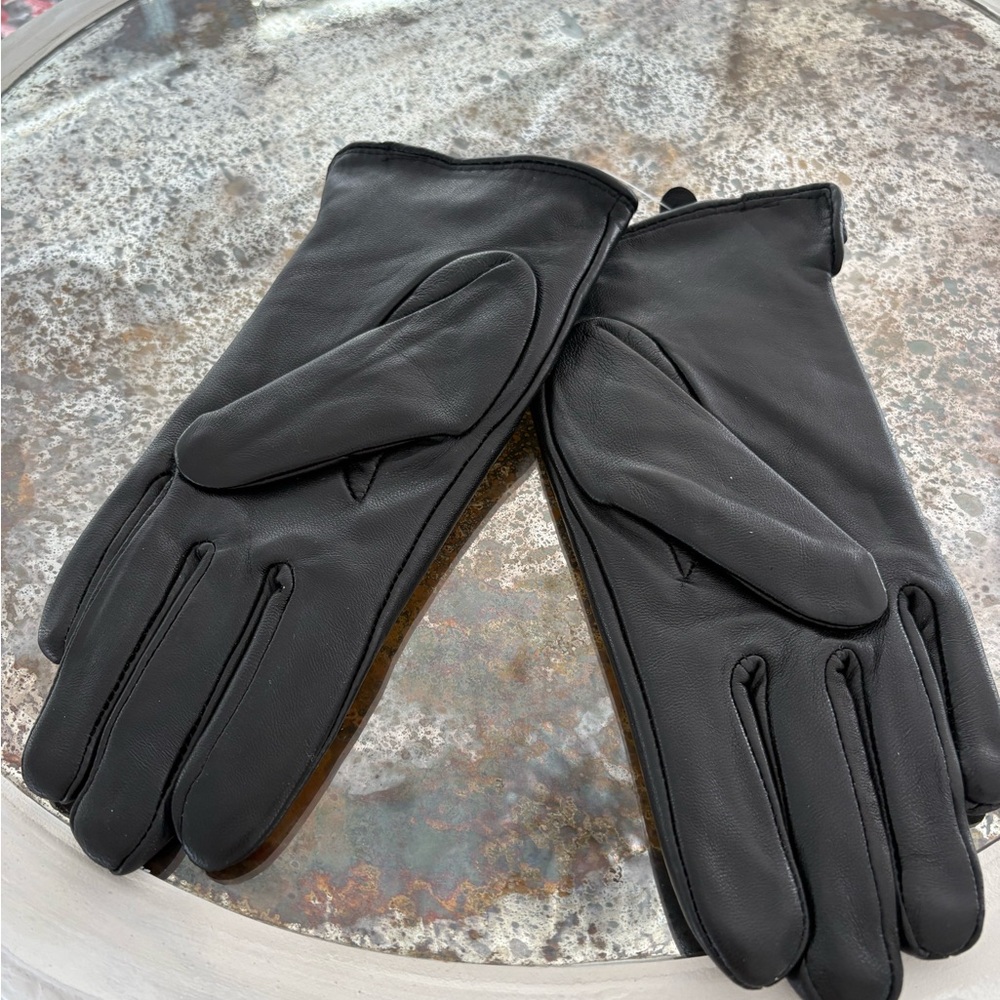 CC Black Leather Gloves - Picture 3 of 3